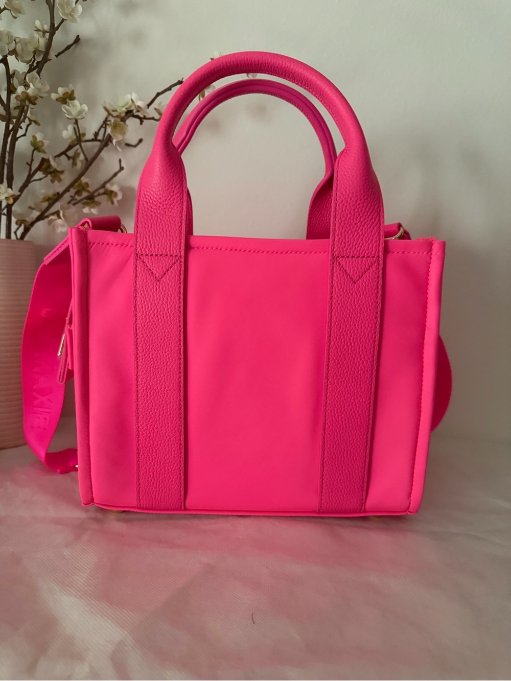 Bon Maxie Bold Hot Pink mini Structured Tote Bag - Women